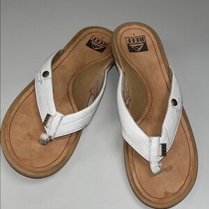 Reef White and Tan Leather Thong Sandals size 9
